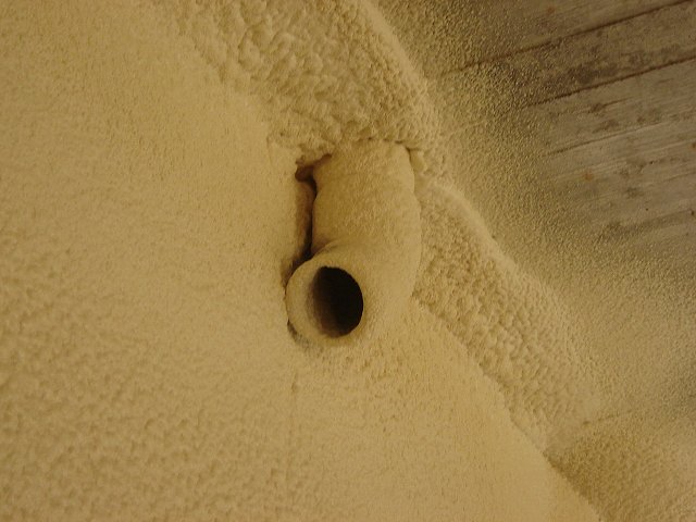Detalle de bajante en cámara ventilada con drenaje.